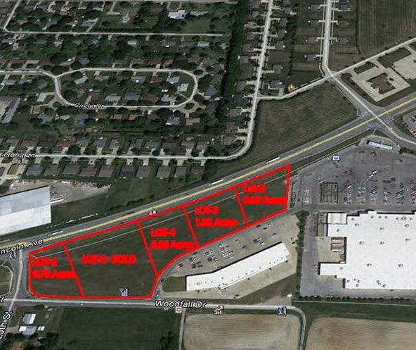 Charleston Commons Strip Center: 2106 Woodfall Drive, Charleston, IL 61920